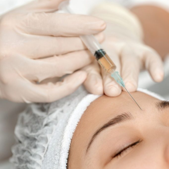 the-cosmetologist-performs-the-injection-picture-id931776756 the-cosmetologist-performs-the-injection-picture-id931776756